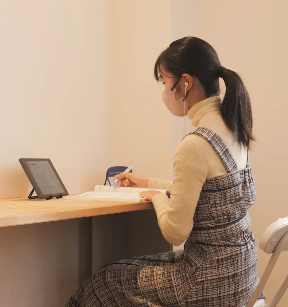 女子生徒がタブレットを使用して自習している様子