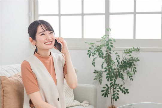 女性が電話で問い合わせている様子