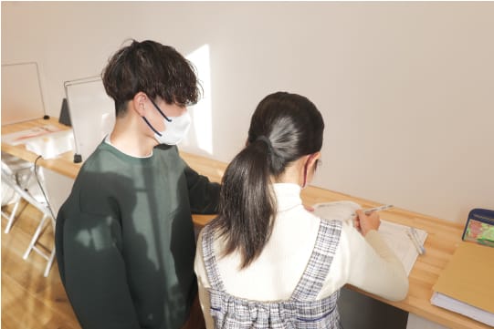 女性が電話で問い合わせている様子